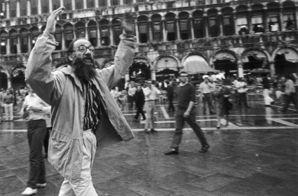 0pittore Vedova contesta la polizia alla Biennale di Venezia del 1968- foto Berengo Gardin_2315_34637.jpg