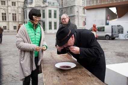 0feeding_mayor_Tom Callemin.jpg