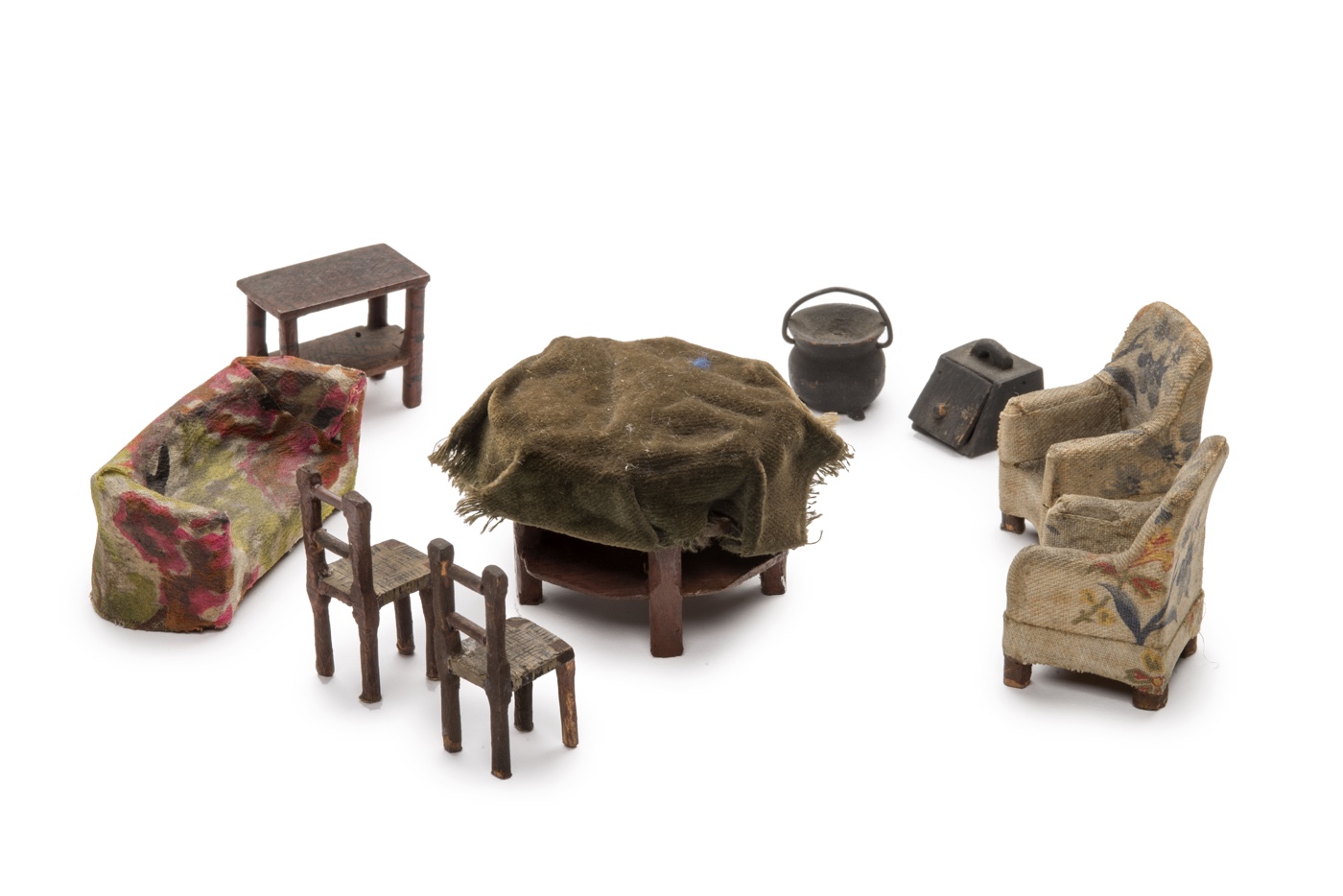 1a7. Patrick Mahon Miniature furniture used to reconstruct the murder scene of Emily Kaye, 1924 ∏ Museum of London