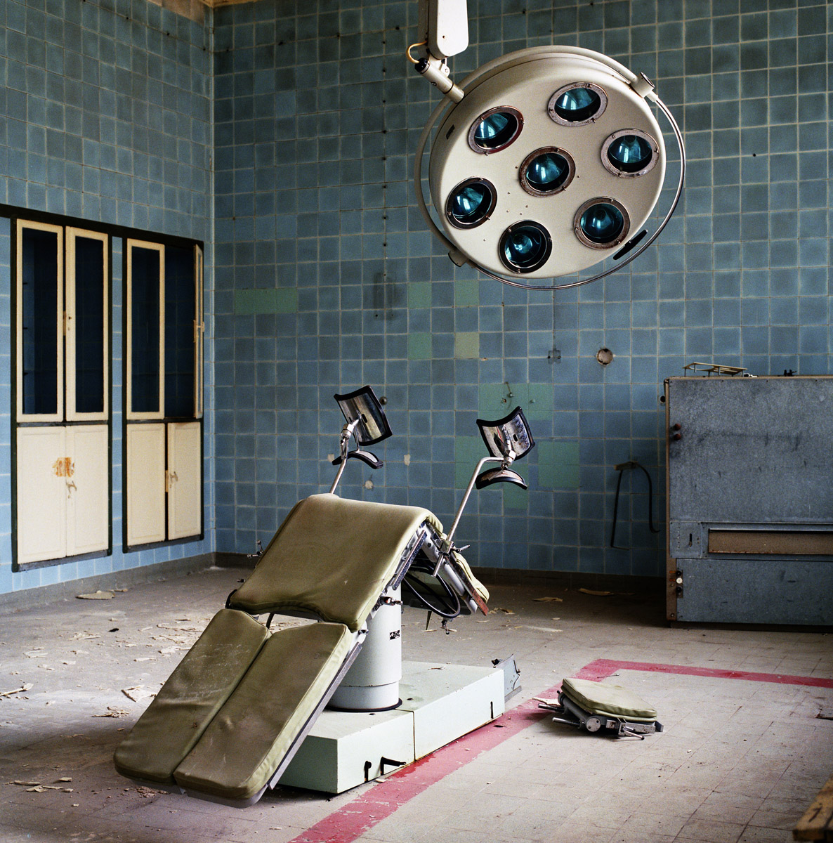 PRESS PHOTO ONLY TO BE USED IN RELATION WITH EXHIBITION RELICS OF THE COLD WAR IN DHM, BERLIN 2016. CUTTING PICTURES IS NOT ALLOWED. Germany East, Juterbog  Soviet Army hospital. Foto: Martin Roemers