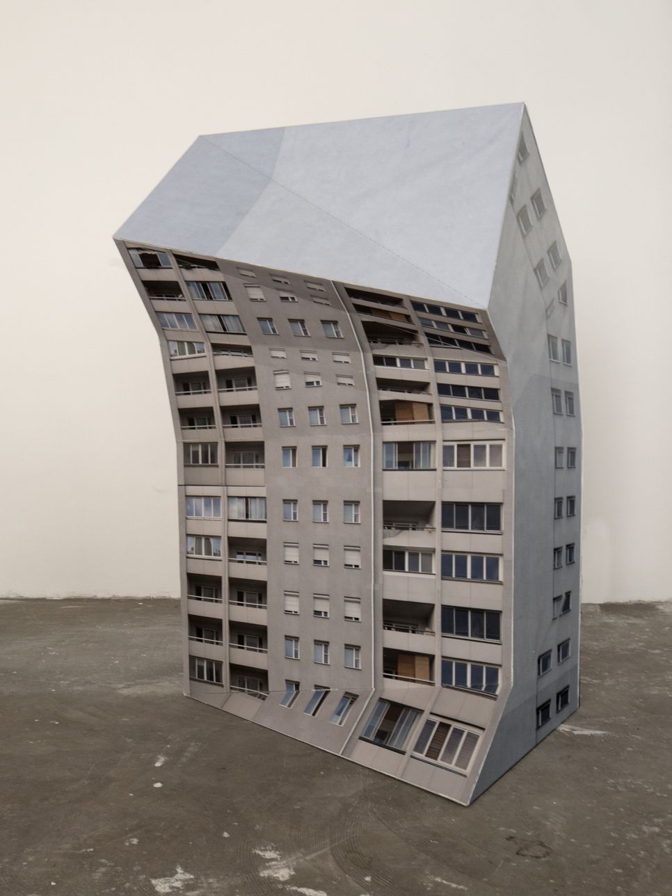 Bernd Oppl crooked building_2015_Holz_Pigmentprint_Buettenpapier_40_135_70cm_small